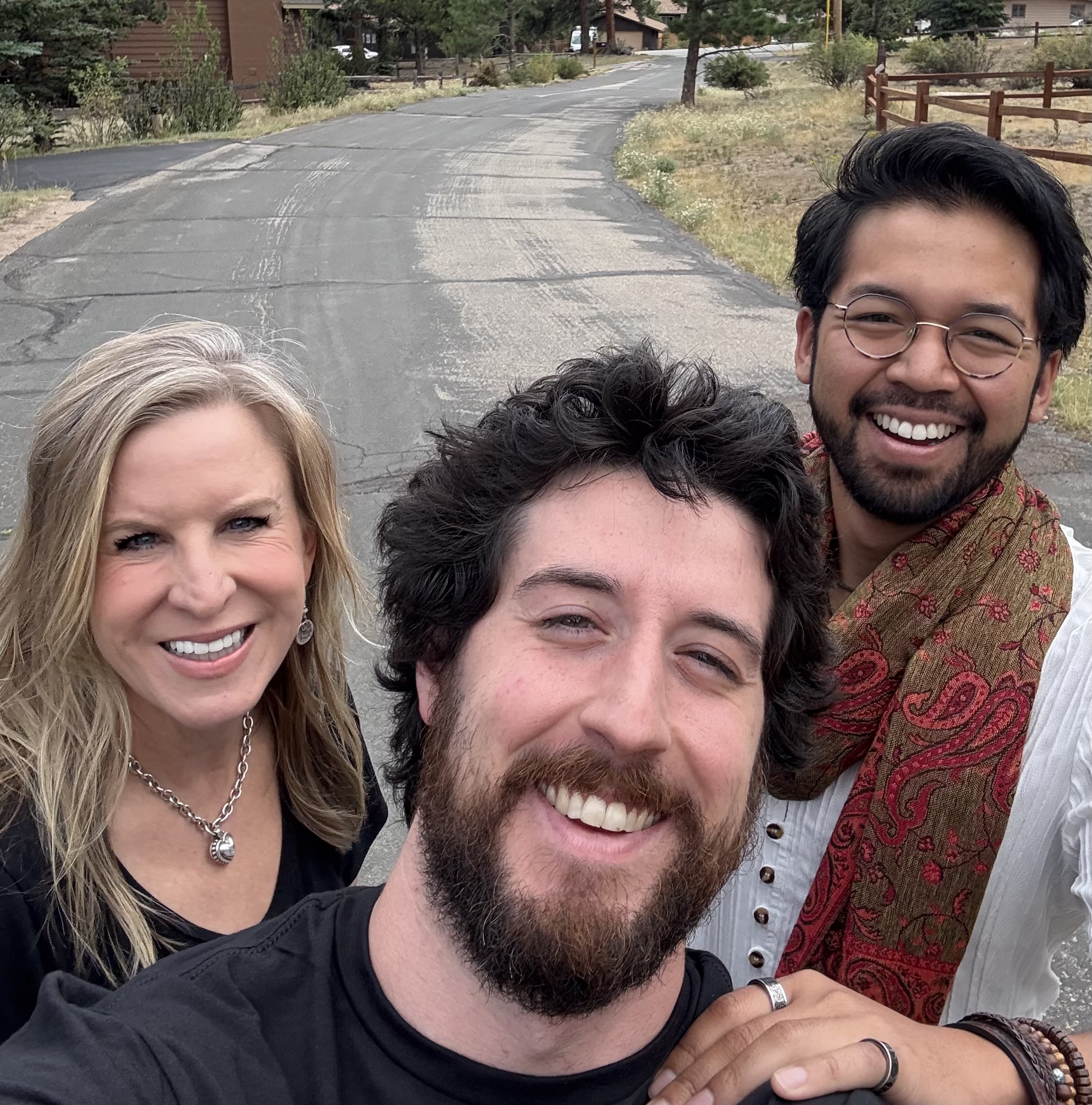 Rene', Ryan y Amrom — el equipo de Wheel Estate Rescue — al aire libre en Colorado